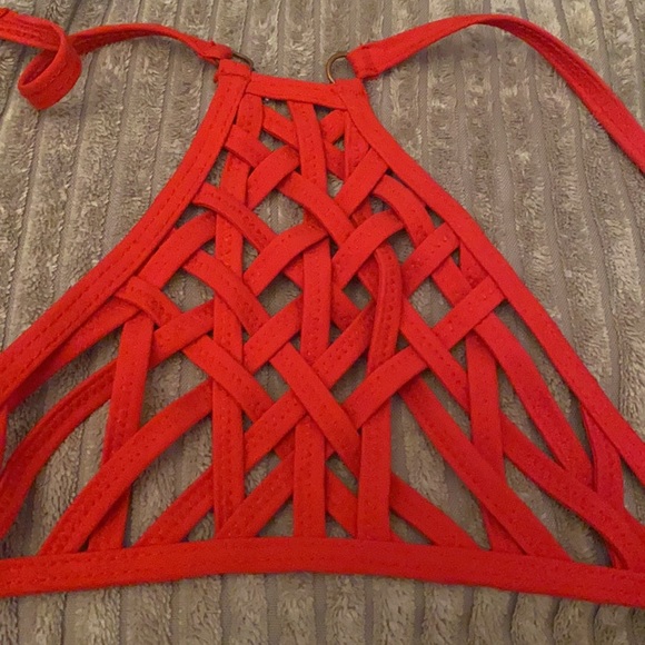 Red Carter hot bikini with cute back - Picture 2 of 4